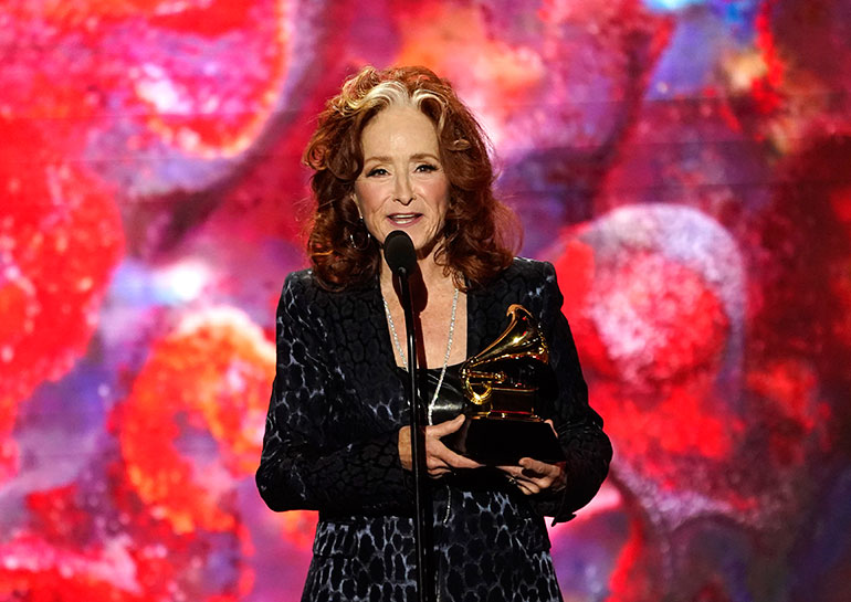 H Μπόνι Ράιτ παραλαμβάνει το βραβείο «Best american roots song» για το τραγούδι «Just Like That»