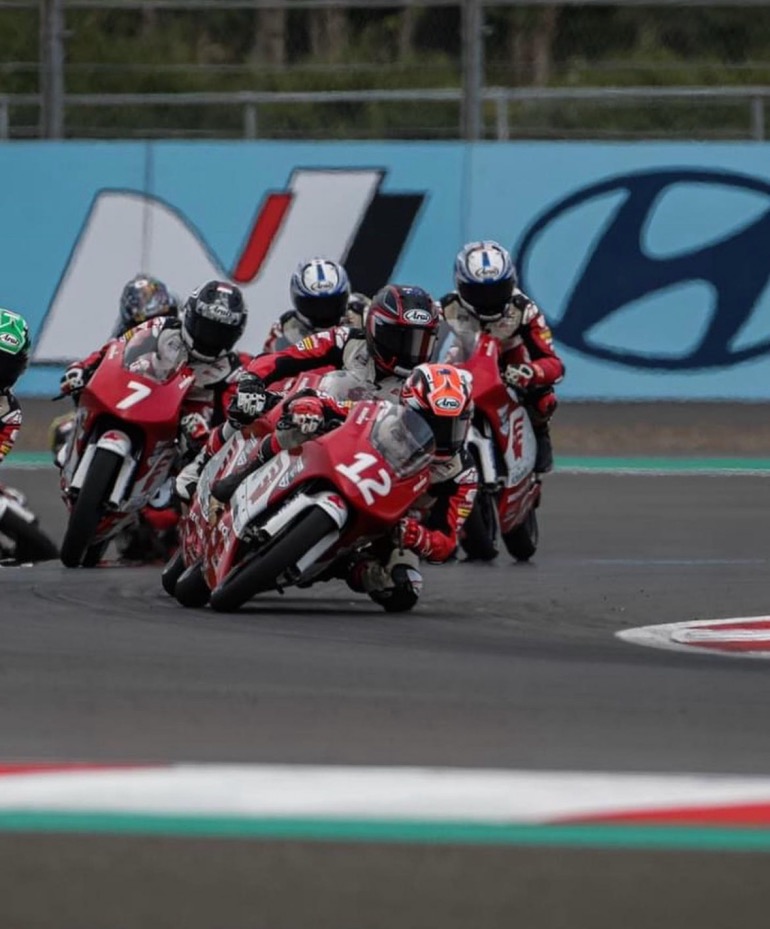 Ο Μαριάνος Νικολής (12) προηγείται στο ξεκίνημα ενός Αγώνα του 2022