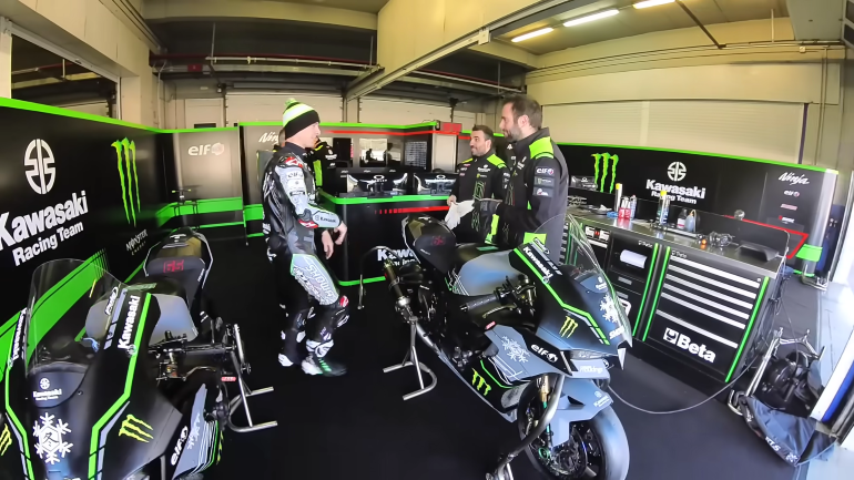 Στα παρασκήνια ενός τεστ Superbikes με τον Jonathan Rea