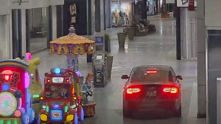 Απίστευτοι: Μπήκαν στις 02:00 με κλεμμένο αυτοκίνητο σε εμπορικό κέντρο για να ψωνίσουν