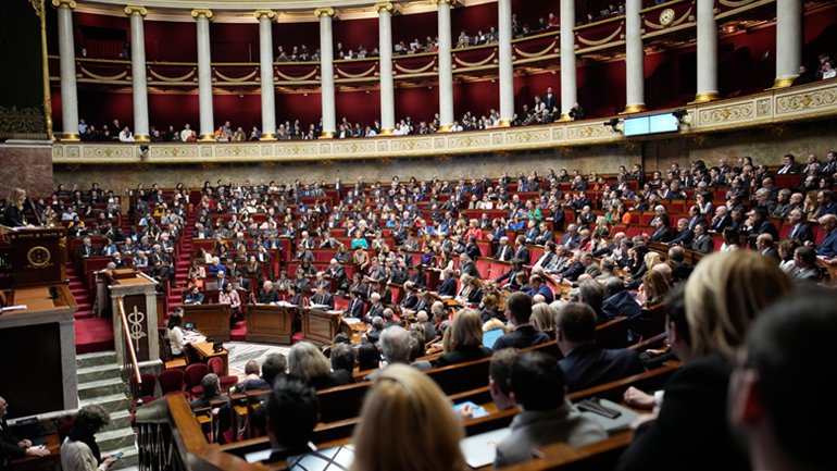 Eπεισόδια και αντεγκλήσεις στη γαλλική Εθνοσυνέλευση κατά τη συζήτηση της μεταρρύθμισης του συνταξιοδοτικού