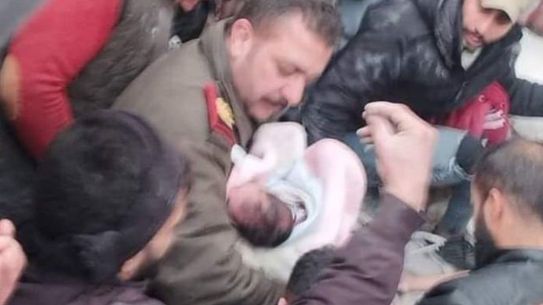 Συρία: Kοριτσάκι 18 μηνών ανασύρθηκε ζωντανό από τα ερείπια – Η έγκυος μητέρα του και δύο αδέρφια του απεβίωσαν