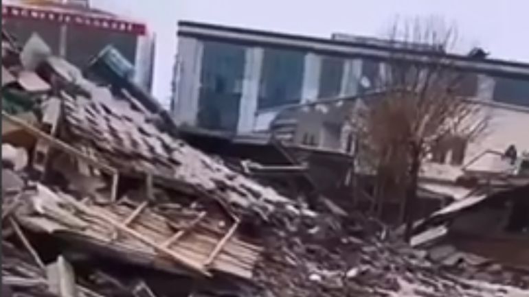 Οι πολυκατοικίες πέφτουν σαν τραπουλόχαρτα στην Sanliurfa και στο Kahramanmaras