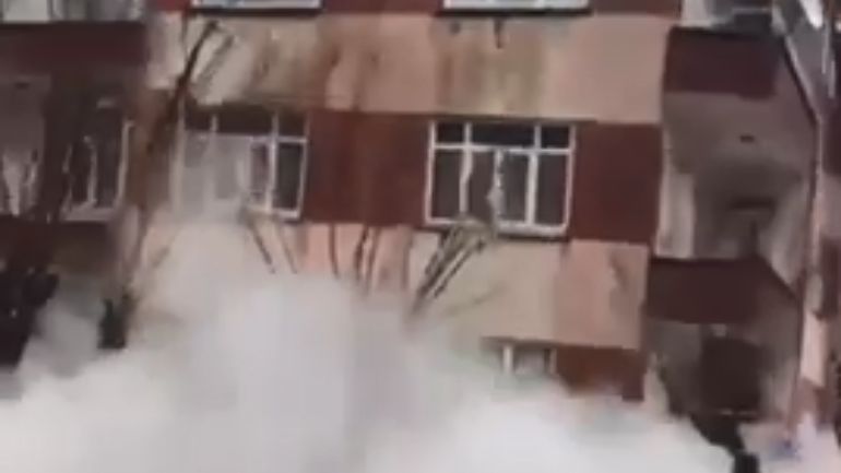 Κτήριο καταρρέει σαν χάρτινος πύργος στην Sanliurfa μετά τον δεύτερο σεισμό των 7,5 Ρίχτερ Κτήριο καταρρέει σαν χάρτινος πύργος στην Sanliurfa μετά τον δεύτερο σεισμό των 7,5 Ρίχτερ