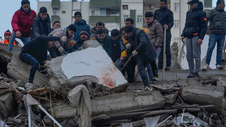 Πάνω από 300 Ρώσοι στρατιώτες που σταθμεύουν στη Συρία βοηθούν τους σεισμόπληκτους