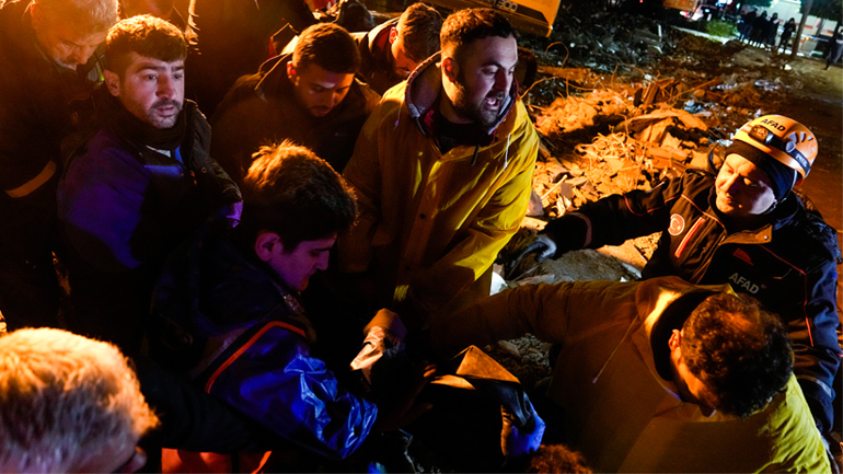 Τουρκία-σεισμός: Διασώστες ψάχνουν για επιζώντες στο κρατικό νοσοκομείο του Ισκεντερούν που κατέρρευσε