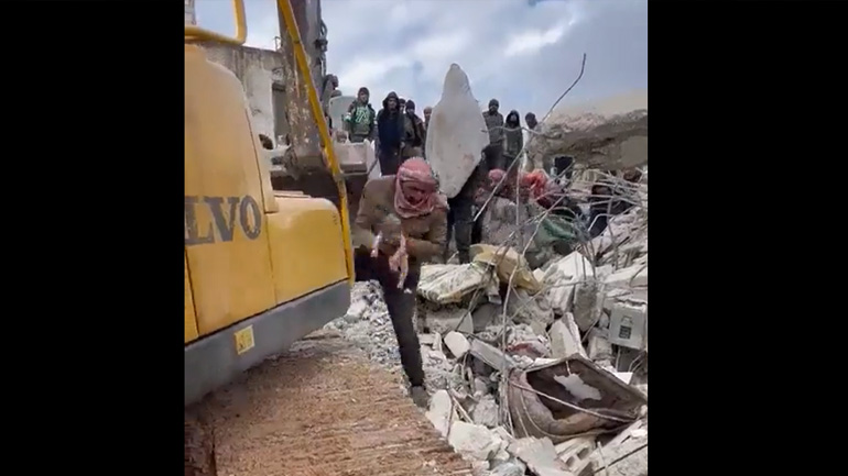 Συρία: Μωρό γεννήθηκε μέσα στα συντρίμμια μετά τον σεισμό