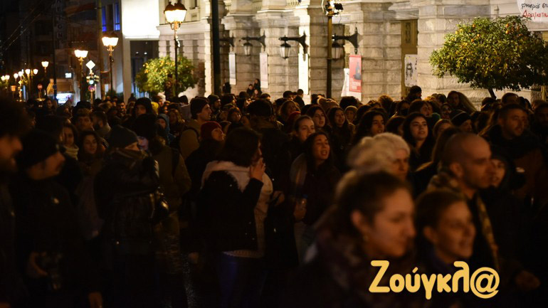 Συγκέντρωση σπουδαστών δραματικών σχολών έξω από το Εθνικό Θέατρο