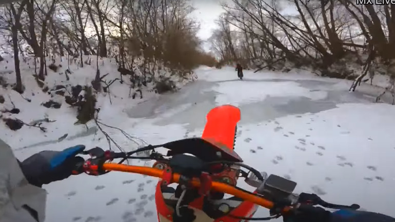 Μοτοσυκλετιστές διασχίζουν ένα παγωμένο ποτάμι