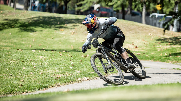 Θεαματική κατάβαση με mountain bike στους δρόμους της Χιλής
