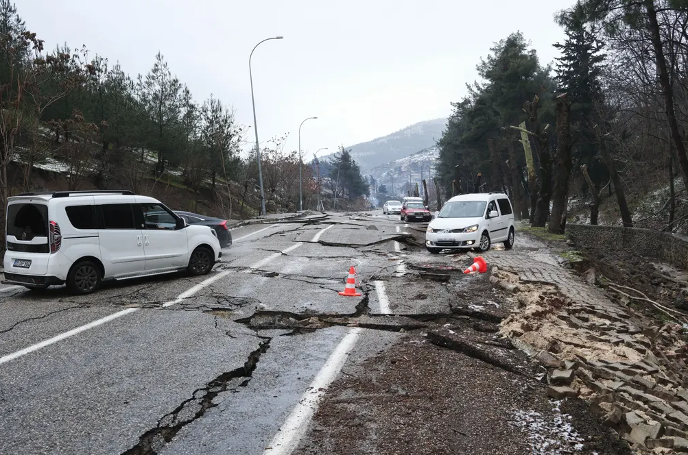 Κατεστραμμένοι δρόμοι στη Fevzipasa, μια πόλη της συνοικίας Islahiye της Γκαζιαντέπ