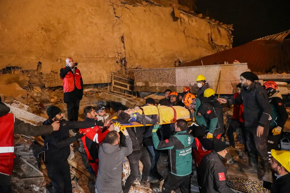 Διασώστες απομακρύνουν επιζώντα από κτήριο που κατέρρευσε στο Ντιγιαρμπακίρ της Τουρκίας