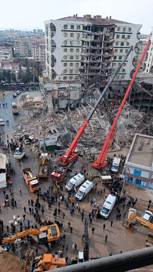 Τα σωστικά συνεργεία προσπαθούν να προσεγγίσουν εγκλωβισμένους κατοίκους σε πολυκατοικία στο Ντιγιαρμπακίρ