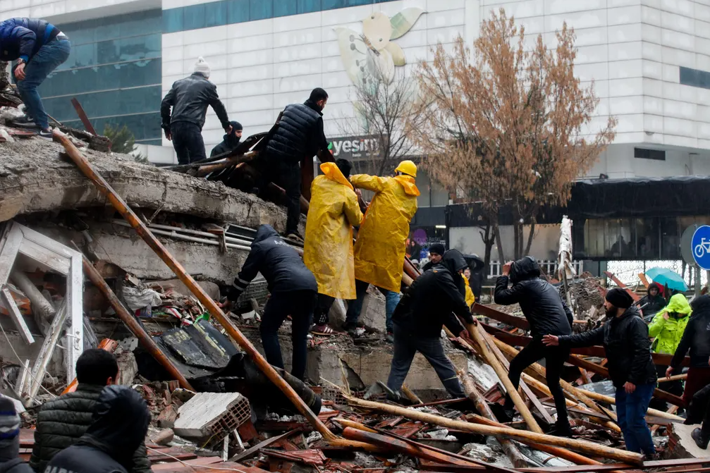 Οι διασώστες εργάζονται διαρκώς για να σώσουν παγιδευμένους ανθρώπους κάτω από ερείπια στο Γκαζιαντέπ