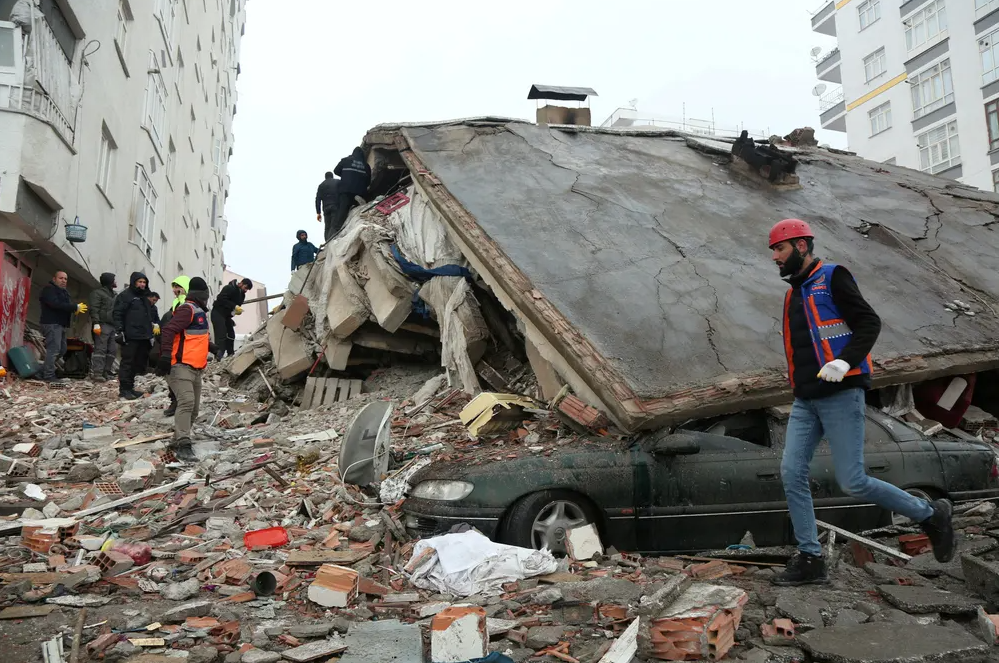 Συνεχίζονται οι έρευνες για επιζώντες στο Ντιγιαρμπακίρ