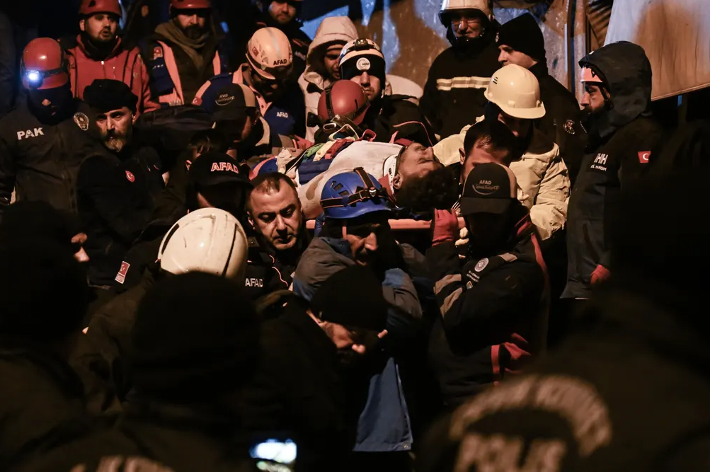 Δύο άνθρωποι διασώθηκαν από τα συντρίμμια οκταώροφης πολυκατοικίας στο Ντιγιαρμπακίρ