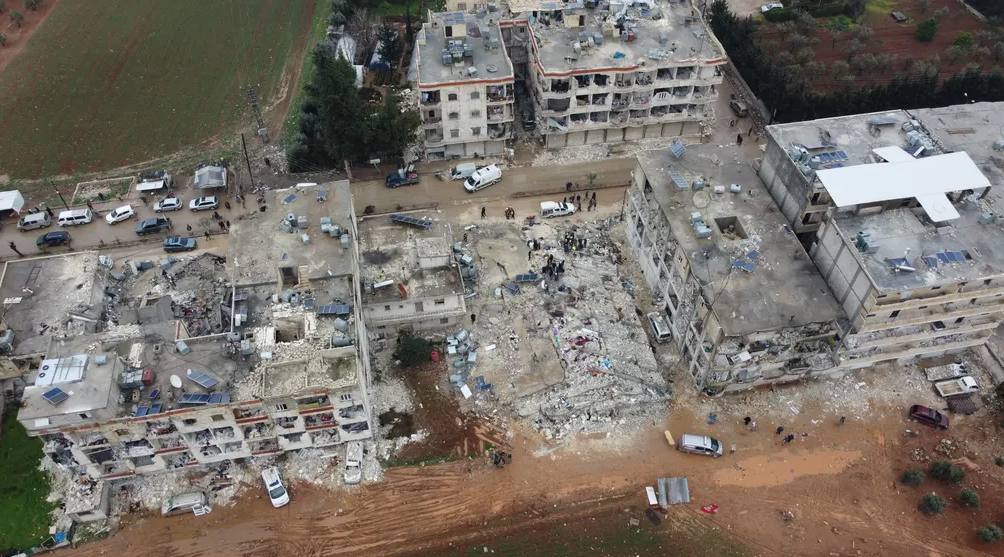 Ερείπια πολυκατοικίας στην περιοχή Γίνδαρου του Χαλεπίου της Συρίας