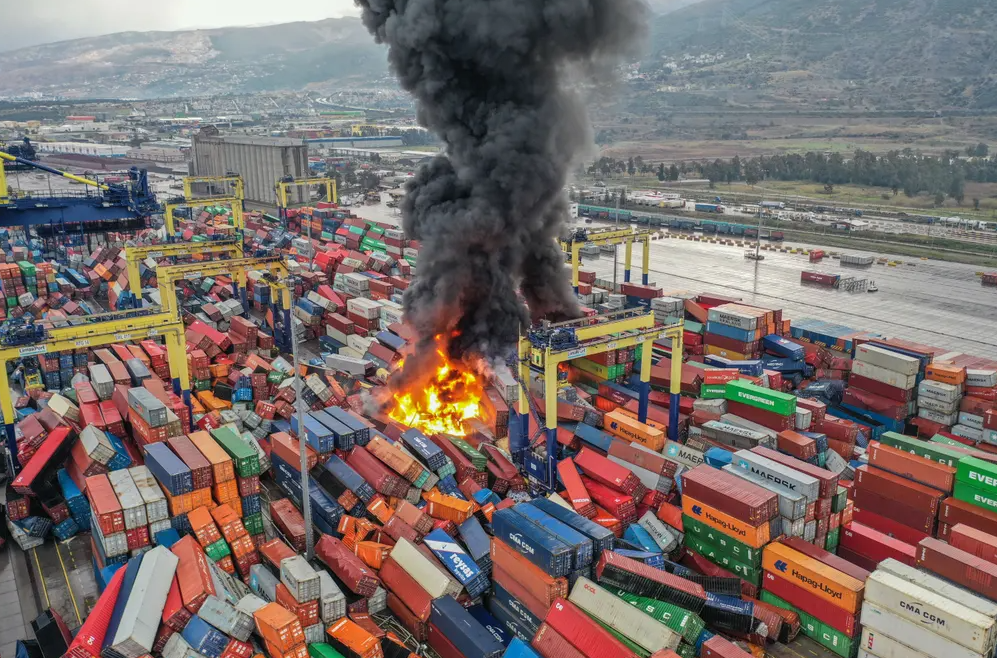 Φωτιά ξέσπασε σε αναποδογυρισμένα κοντέινερ πλοίων στο Χατάι της Τουρκίας