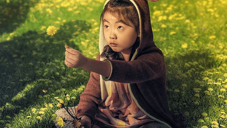 Η ταινία τρόμου «Knock at the Cabin» στην κορυφή του box office