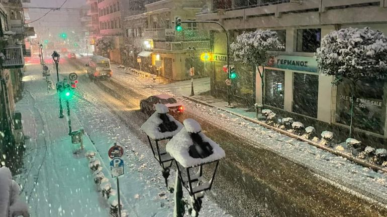 Στα λευκά ντύθηκε ο Βόλος