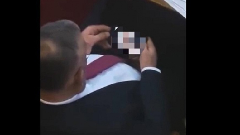 Σέρβος βουλευτής παραιτείται μετά το βίντεο που τον δείχνει να κοιτάζει πορνό στο Κοινοβούλιο