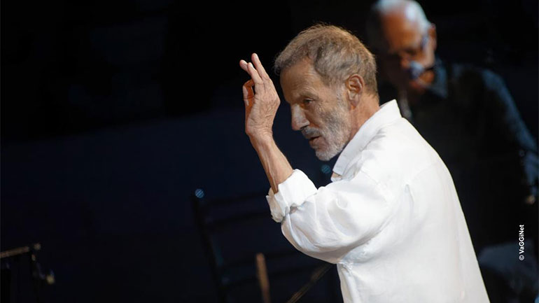 Ο Σταύρος Ξαρχάκος και το δημοτικό τραγούδι στο Παλλάς