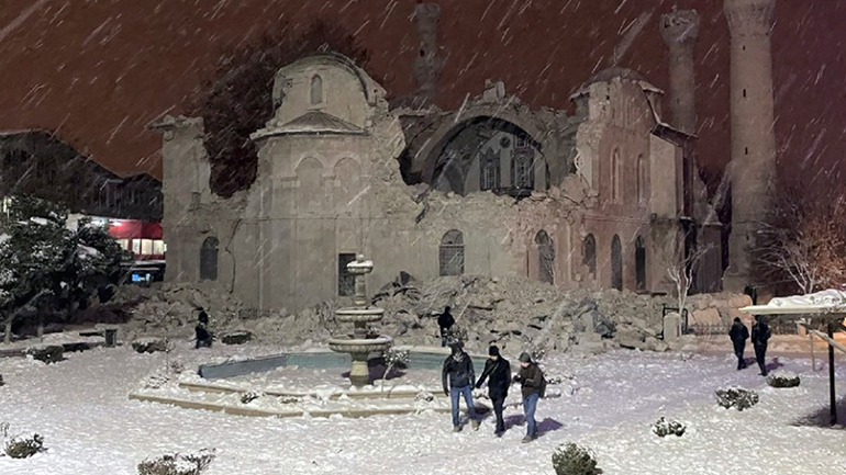 Κάτοικοι στη χιονισμένη Μαλάτια ζητούν να πάνε στην πόλη σωστικά συνεργεία