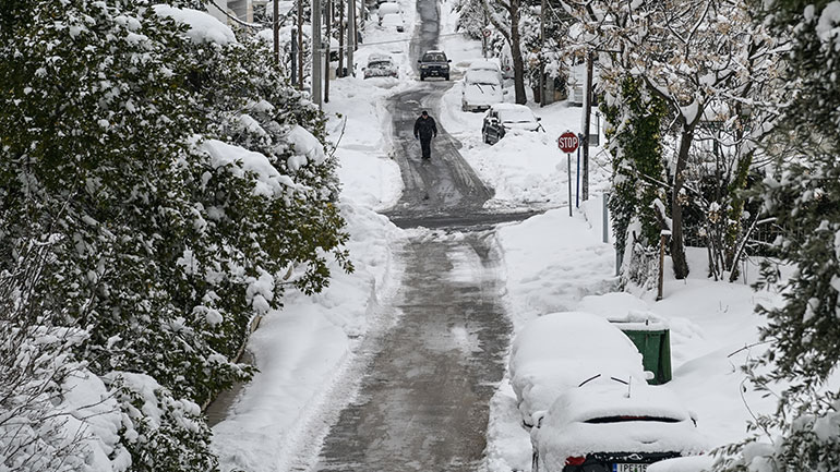 Κακοκαιρία «Barbara»: Μέχρι το μεσημέρι της Τετάρτης οι χιονοπτώσεις στην Αττική