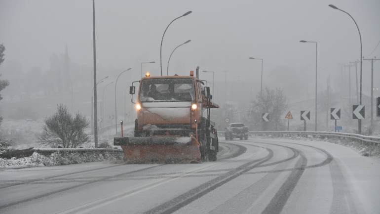 Μόνο με αλυσίδες η κυκλοφορία από Καλυφτάκη έως Οινόφυτα