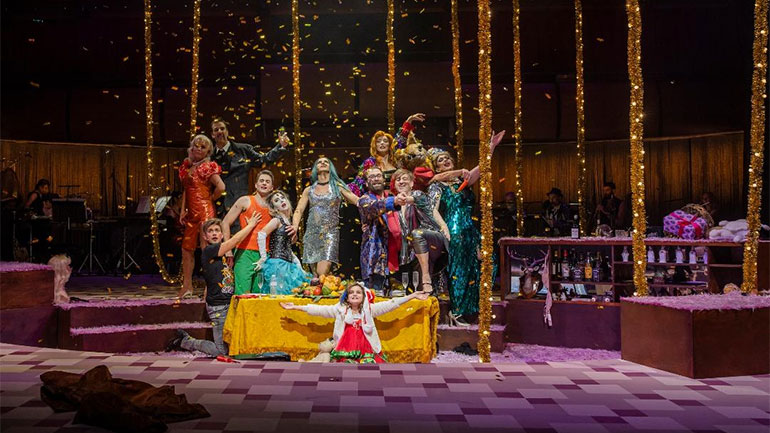 Επιτυχημένη πρεμιέρα για τη «Στρέλλα» – Καταχειροκροτήθηκαν οι διεμφυλικές καλλιτέχνιδες στην Εναλλακτική Σκηνή της Λυρικής