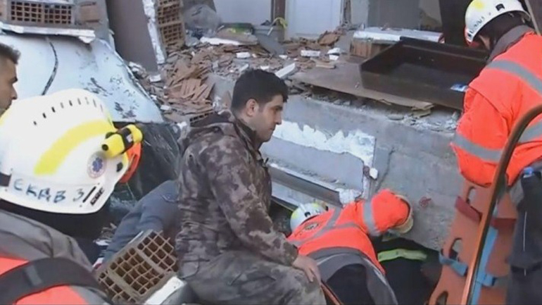 Τέσσερις οι επιζώντες που ανέσυρε μέχρι στιγμής η ελληνική αποστολή στην Τουρκία