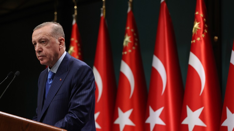 Ο Ερντογάν αναγνωρίζει «κενά» αλλά επιτίθεται στους επικριτές για την ανταπόκριση της κυβέρνησης στον φονικό σεισμό