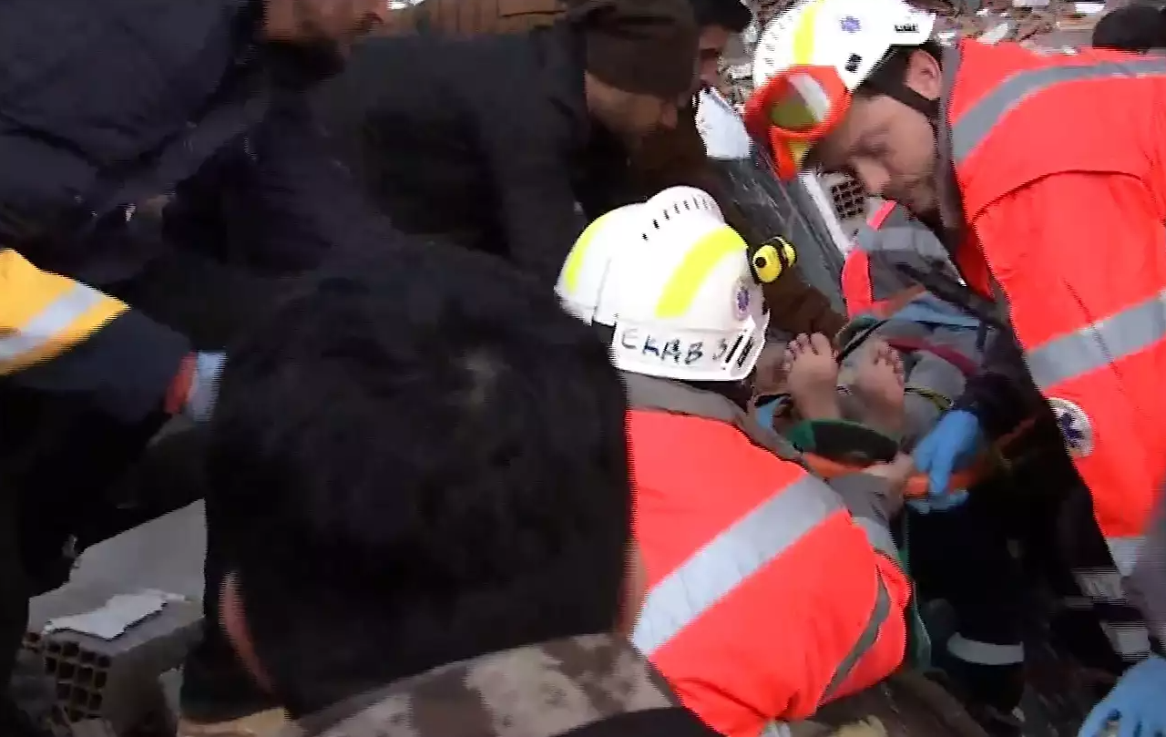 Οι άνδρες της ελληνικής ΕΜΑΚ κατάφεραν να απεγκλωβίσουν την Τρίτη την 6χρονη αδερφή της μικρής Φατμέ / Πηγή: ertnews.gr