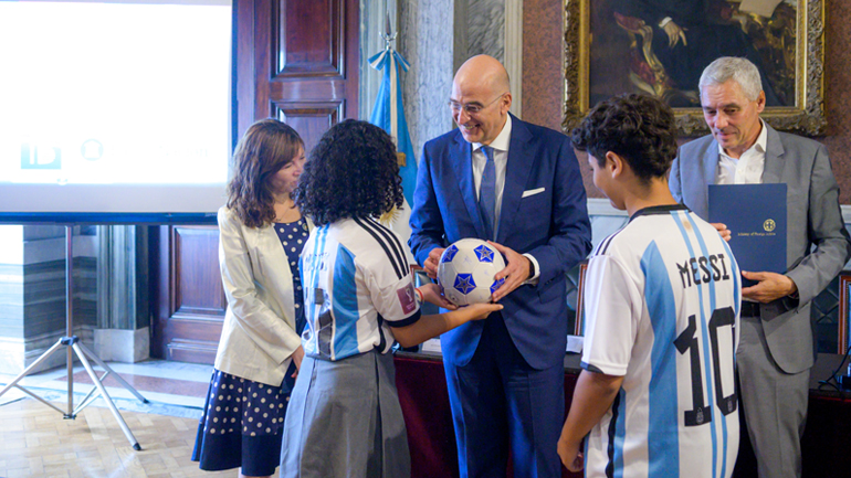 Δωρεά της Ελλάδας δύο γηπέδων ποδοσφαίρου με την ονομασία «Grecia» στο Μπερίσο της Αργεντινής