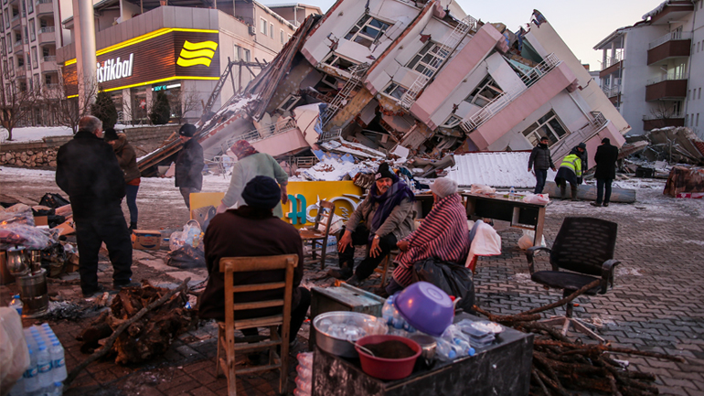 Ο απολογισμός των νεκρών από τους σεισμούς ξεπερνά τις 12.000 σε Τουρκία και Συρία