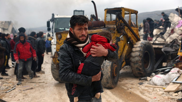 Άνιση μάχη με τον χρόνο δίνουν οι διασώστες