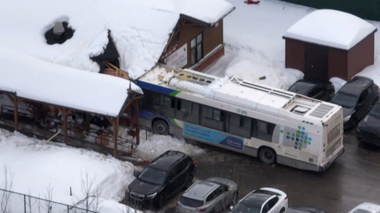 Δύο παιδιά έχασαν τη ζωή τους από την πρόσκρουση λεωφορείου σε παιδικό σταθμό σε προάστιο του Μόντρεαλ