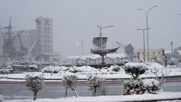 Χιονοκαταιγίδα με κεραυνούς «χτυπά» τον Βόλο και το Πήλιο