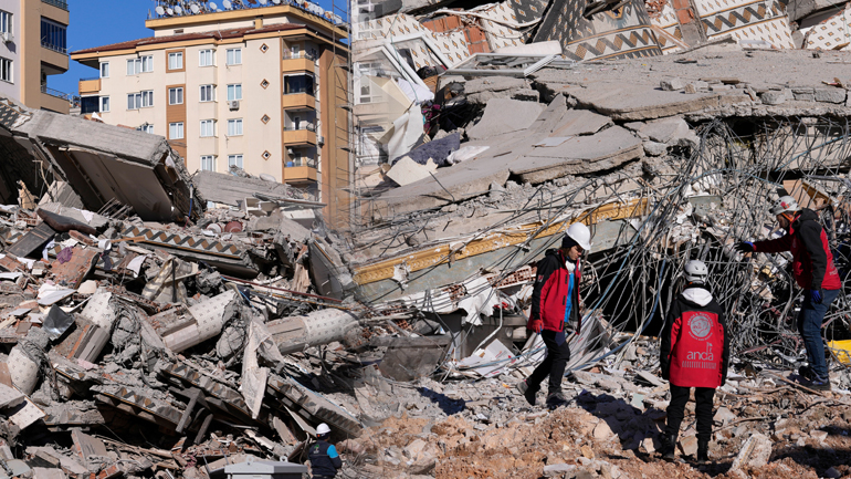 Ξεπέρασαν τους 17.000 οι νεκροί από τον σεισμό
