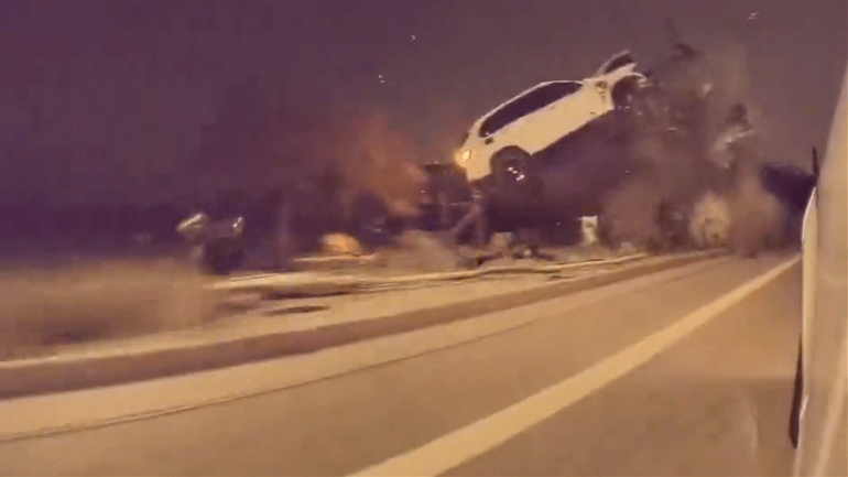 Tesla αποφεύγει και καταγράφει ατύχημα ταυτόχρονα