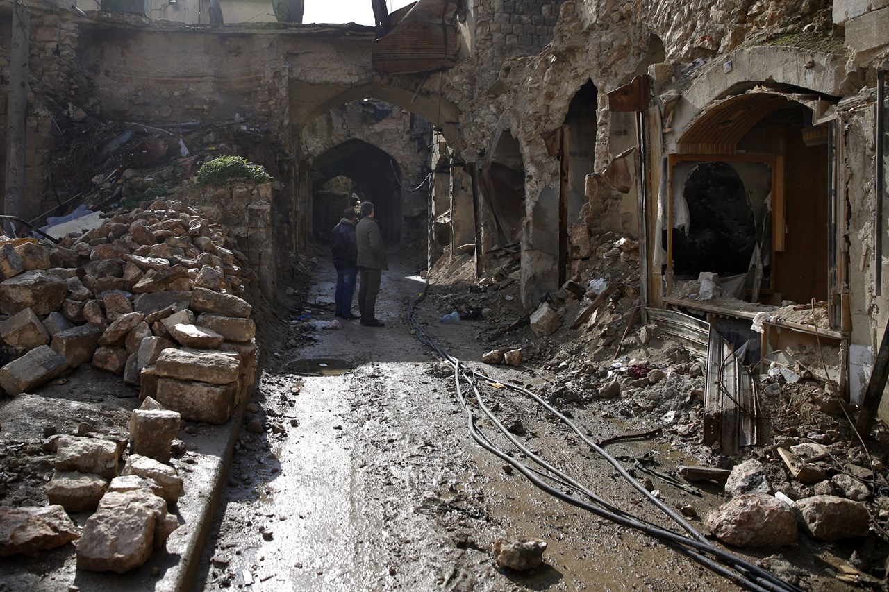 Διασώστης περπατά ανάμεσα σε κατεστραμμένα κτήρια στην Αντιόχεια