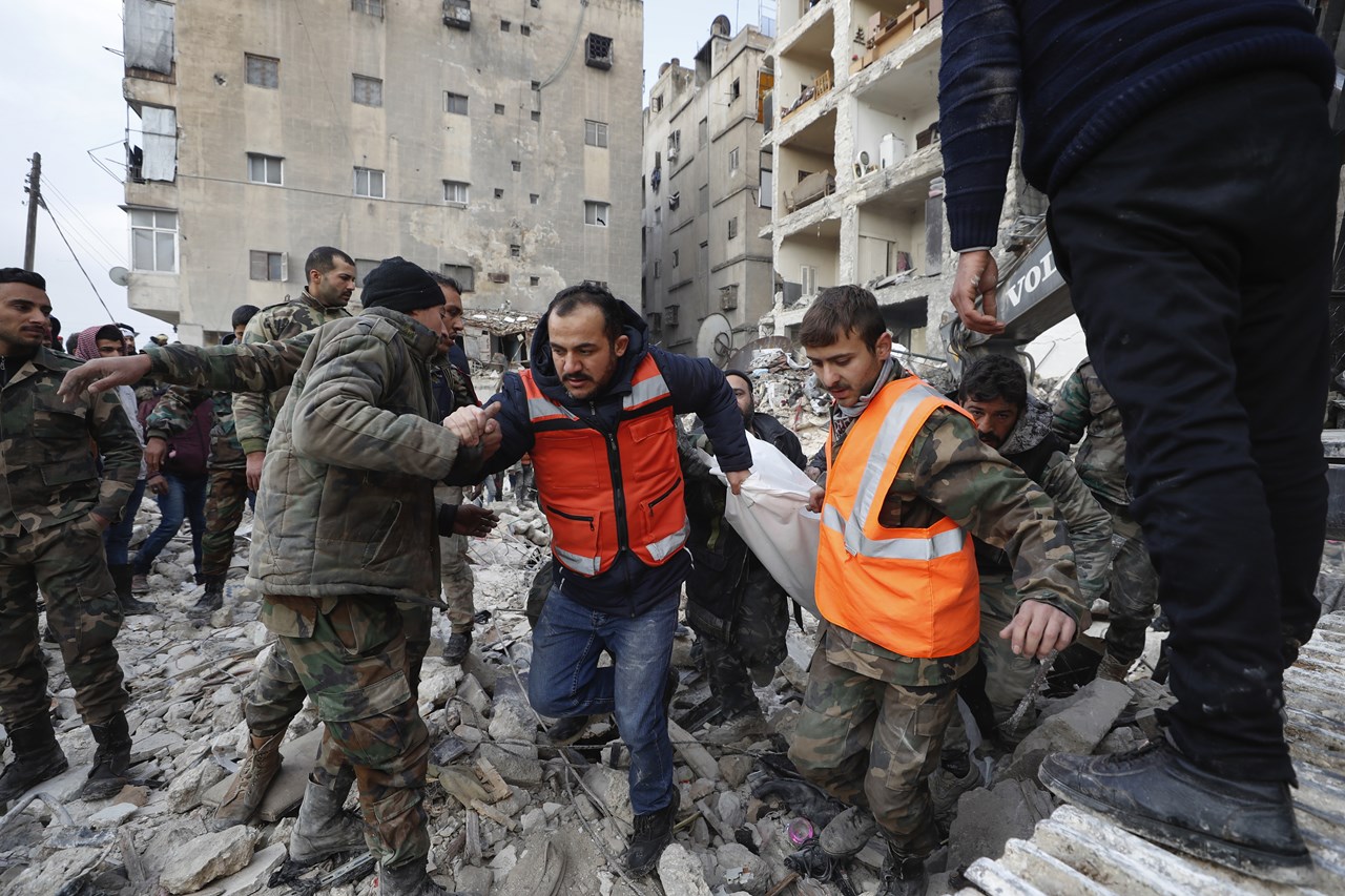 Ομάδες διάσωσης μεταφέρουν τη σορό ενός θύματος από ένα κατεστραμμένο κτήριο στο Χαλέπι της Συρίας