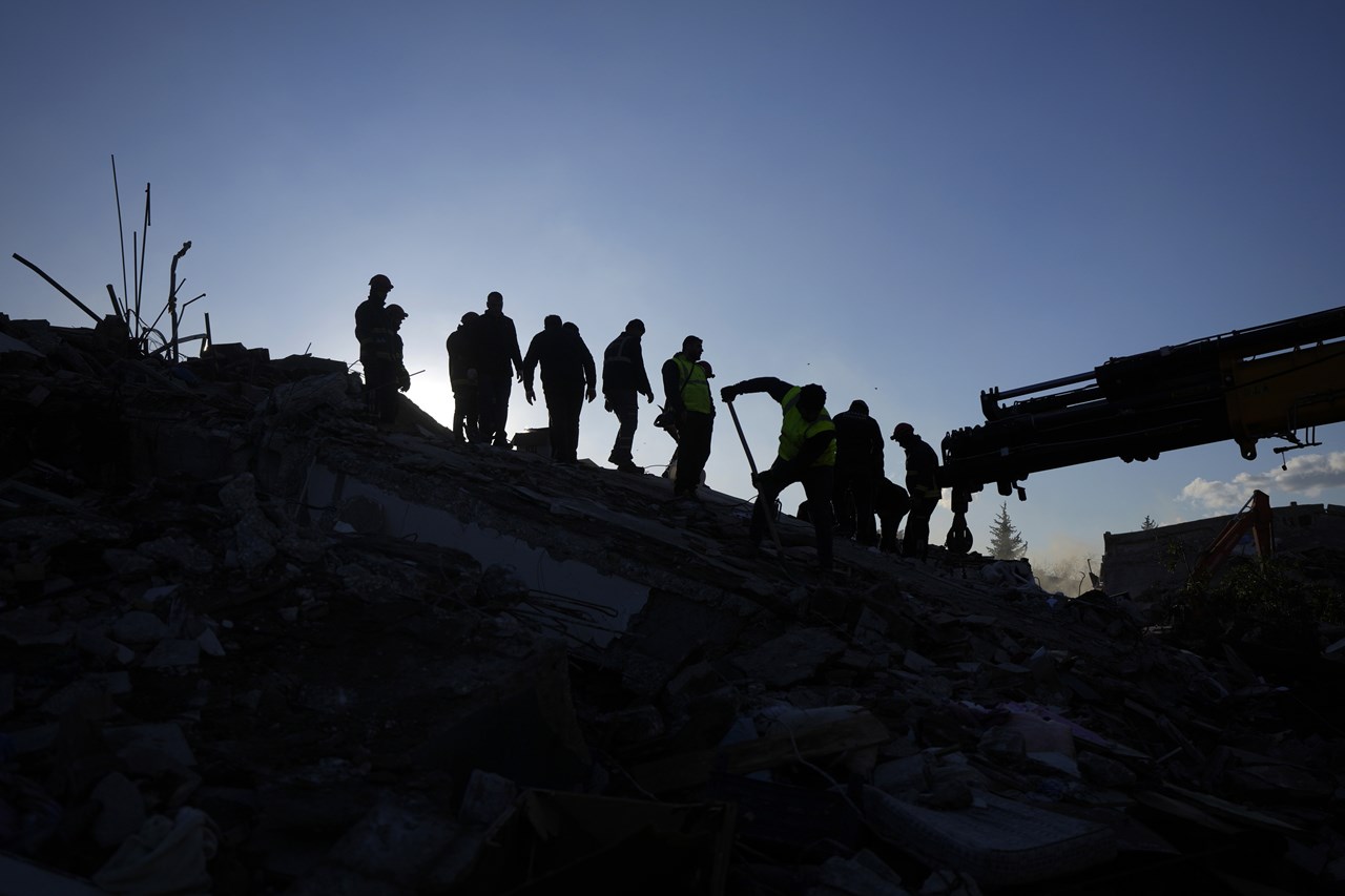 Ομάδες διάσωσης αναζητούν επιζώντες στα ερείπια στην Αντιόχεια, στη νότια Τουρκία