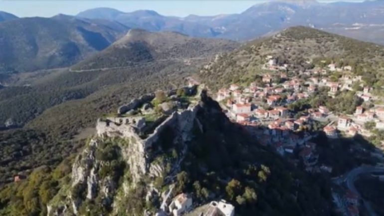 Η Καρύταινα, το ομώνυμο κάστρο και το ιστορικό γεφύρι της