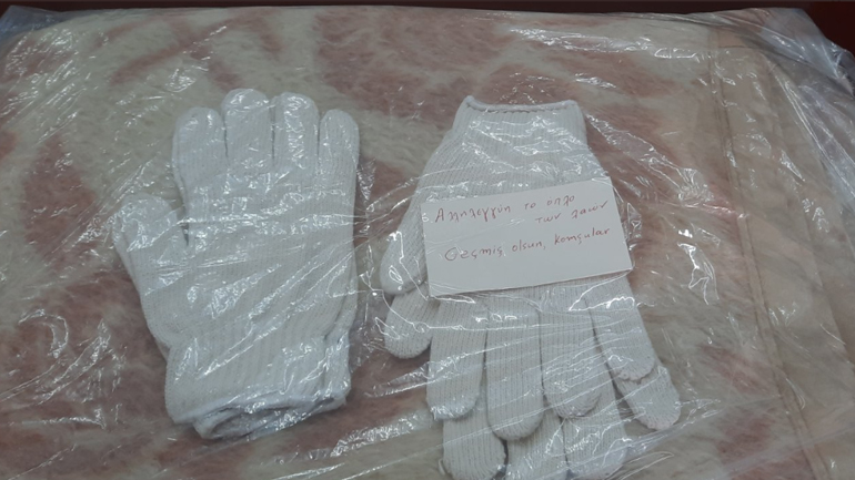 Μυτιλήνη: Ένα πακέτο με κουβέρτες και άσπρα παιδικά γάντια, με την ευχή «Γίνε καλά γρήγορα, γείτονα»