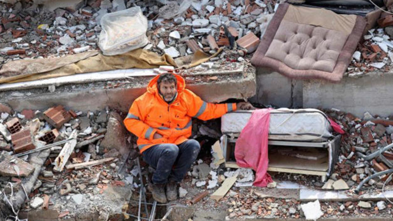 Τουρκία-σεισμός: Ένας πατέρας στέκεται με τις ώρες κρατώντας μέσα από τα χαλάσματα το χέρι της νεκρής κόρης του