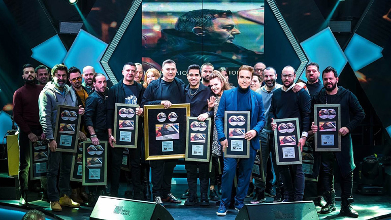 Λαμπερή βραδιά για τον διπλά πλατινένιο, Νίκο Μακρόπουλο