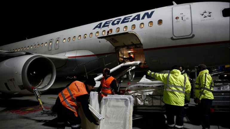 Μεταφορά υλικού στους πληγέντες με αεροσκάφη της AEGEAN