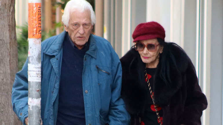 Η Ζωζώ Σαπουντζάκη για βόλτα στο κέντρο της Αθήνας με τον σύντροφό της