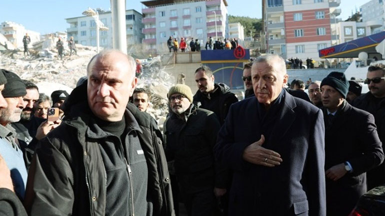 Αντιμέτωπος με την οργή των σεισμοπαθών ο Ερντογάν